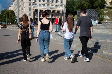 İnsanlar Kyiv 'deki Meydan Meydanı' nda geziniyor. Burası ünlü oldu ve şehrin merkezinde yer alan bir yer. Kyiv hala tetikte olmasına rağmen, insanlar normal bir şekilde siren çalmaya ve Rus saldırısı riskini göze almaya çalışıyor..