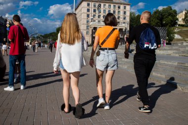 İnsanlar Kyiv 'deki Meydan Meydanı' nda geziniyor. Burası ünlü oldu ve şehrin merkezinde yer alan bir yer. Kyiv hala tetikte olmasına rağmen, insanlar normal bir şekilde siren çalmaya ve Rus saldırısı riskini göze almaya çalışıyor..