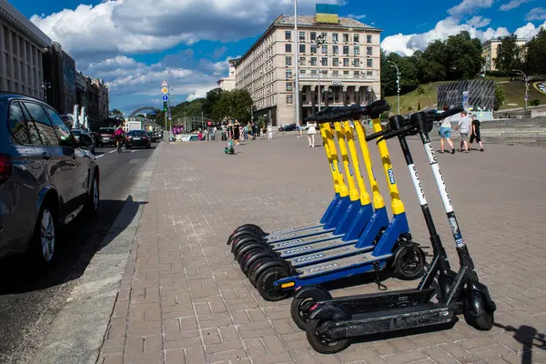 Elektrische Scooter Huur Geparkeerd Het Centrum Van Kiev Tijdens Oorlog — Stockfoto