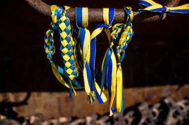 İnsanlar Ukrayna 'nın renginde bilezikler takmak için Ukrayna' nın savaşın başlangıcından beri yok ettiği Rus askeri teçhizatına geliyorlar. Bu imha edilmiş Rus askeri teçhizatının sunumu bir propaganda biçimi olarak kullanılıyor.