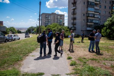 Nikopol, Ukrayna - 10 Temmuz 2023 Ukrayna 'daki savaşı konu alan gazeteci.