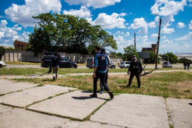 Nikopol, Ukrayna - 10 Temmuz 2023 Ukrayna 'daki savaşı konu alan gazeteci.