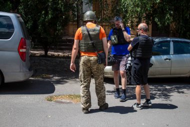 Nikopol, Ukrayna - 10 Temmuz 2023 Ukrayna 'daki savaşı konu alan gazeteci.