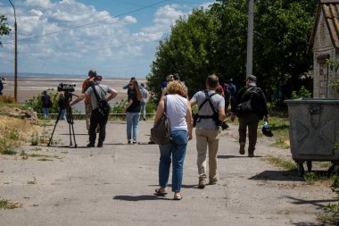 Nikopol, Ukrayna - 10 Temmuz 2023 Ukrayna 'daki savaşı konu alan gazeteci.