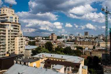 Kyiv, Ukrayna - Rusya ile savaş sırasında Ukrayna 'nın başkenti Kyiv şehrinin 23 Temmuz 2023' te inşa ve mimarisi, Kyiv 'in tarihi ve modern binaları Rus füzeleri veya insansız hava araçlarının hedefi olmuştur.. 