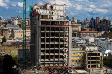 Kyiv, Ukrayna - Rusya ile savaş sırasında Ukrayna 'nın başkenti Kyiv şehrinin 23 Temmuz 2023' te inşa ve mimarisi, Kyiv 'in tarihi ve modern binaları Rus füzeleri veya insansız hava araçlarının hedefi olmuştur.. 