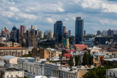 Kyiv, Ukrayna - Rusya ile savaş sırasında Ukrayna 'nın başkenti Kyiv şehrinin 23 Temmuz 2023' te inşa ve mimarisi, Kyiv 'in tarihi ve modern binaları Rus füzeleri veya insansız hava araçlarının hedefi olmuştur.. 