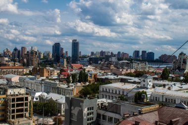 Kyiv, Ukrayna - Rusya ile savaş sırasında Ukrayna 'nın başkenti Kyiv şehrinin 23 Temmuz 2023' te inşa ve mimarisi, Kyiv 'in tarihi ve modern binaları Rus füzeleri veya insansız hava araçlarının hedefi olmuştur.. 