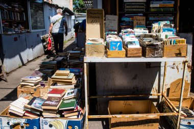Kyiv, Ukrayna - 23 Temmuz 2023 Petrivka kitap pazarı. Çok çeşitli kitaplarıyla ünlüdür. İkinci el kitap satan tezgahlarla açık hava piyasası. 