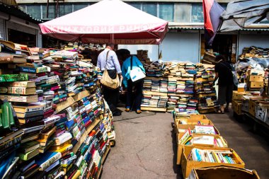 Kyiv, Ukrayna - 23 Temmuz 2023 Petrivka kitap pazarı. Çok çeşitli kitaplarıyla ünlüdür. İkinci el kitap satan tezgahlarla açık hava piyasası. 