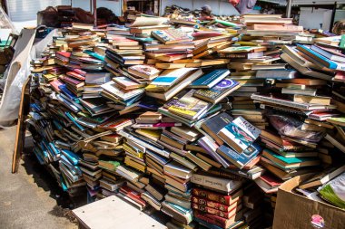 Kyiv, Ukrayna - 23 Temmuz 2023 Petrivka kitap pazarı. Çok çeşitli kitaplarıyla ünlüdür. İkinci el kitap satan tezgahlarla açık hava piyasası. 