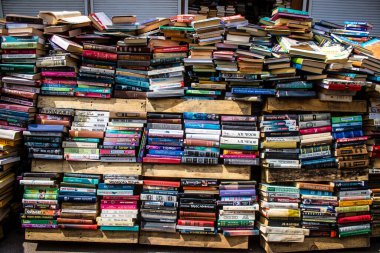 Petrivka kitap pazarı Ukrayna, Kyiv 'de yer alıyor. Çok çeşitli kitaplarıyla ünlüdür. İkinci el kitap satan tezgahlarla hava pazarını genişletmek. Savaşa ve hiç turist olmaması gerçeğine rağmen, burası yerel halk için çok popüler.