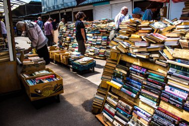 Kyiv, Ukrayna - 23 Temmuz 2023 Petrivka kitap pazarı. Çok çeşitli kitaplarıyla ünlüdür. İkinci el kitap satan tezgahlarla açık hava piyasası. 