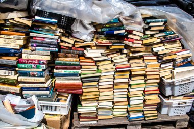 Kyiv, Ukrayna - 23 Temmuz 2023 Petrivka kitap pazarı. Çok çeşitli kitaplarıyla ünlüdür. İkinci el kitap satan tezgahlarla açık hava piyasası. 