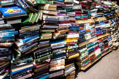 Kyiv, Ukrayna - 23 Temmuz 2023 Petrivka kitap pazarı. Çok çeşitli kitaplarıyla ünlüdür. İkinci el kitap satan tezgahlarla açık hava piyasası. 