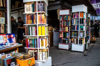 Kyiv, Ukrayna - 23 Temmuz 2023 Petrivka kitap pazarı. Çok çeşitli kitaplarıyla ünlüdür. İkinci el kitap satan tezgahlarla açık hava piyasası. 
