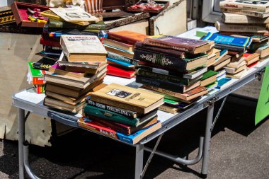 Petrivka kitap pazarı Ukrayna, Kyiv 'de yer alıyor. Çok çeşitli kitaplarıyla ünlüdür. İkinci el kitap satan tezgahlarla hava pazarını genişletmek. Savaşa ve hiç turist olmaması gerçeğine rağmen, burası yerel halk için çok popüler.