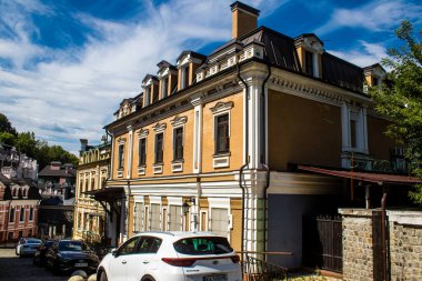 Kyiv Vozdvizhenka, Ukrayna - 24 Temmuz 2023 Kiev Vozdvizhenka binası, Oligarch 'ın Hayalet Kasabası. Birçok ev lüks bir görünüme sahiptir ve Gotik örümcekleri olan bir peri masalı kalesi gibi hisseder. Kiev 'in en ilgi çekici yeri.. 