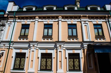 Kyiv Vozdvizhenka, Ukrayna - 24 Temmuz 2023 Kiev Vozdvizhenka binası, Oligarch 'ın Hayalet Kasabası. Birçok ev lüks bir görünüme sahiptir ve Gotik örümcekleri olan bir peri masalı kalesi gibi hisseder. Kiev 'in en ilgi çekici yeri.. 