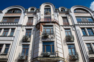 Kyiv Vozdvizhenka, Ukrayna - 24 Temmuz 2023 Kiev Vozdvizhenka binası, Oligarch 'ın Hayalet Kasabası. Birçok ev lüks bir görünüme sahiptir ve Gotik örümcekleri olan bir peri masalı kalesi gibi hisseder. Kiev 'in en ilgi çekici yeri.. 