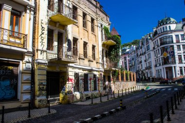 Kyiv Vozdvizhenka, Ukrayna - 24 Temmuz 2023 Kiev Vozdvizhenka binası, Oligarch 'ın Hayalet Kasabası. Birçok ev lüks bir görünüme sahiptir ve Gotik örümcekleri olan bir peri masalı kalesi gibi hisseder. Kiev 'in en ilgi çekici yeri.. 