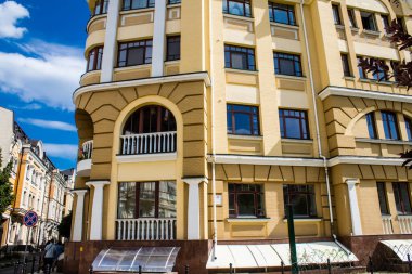 Kyiv Vozdvizhenka, Ukrayna - 24 Temmuz 2023 Kiev Vozdvizhenka binası, Oligarch 'ın Hayalet Kasabası. Birçok ev lüks bir görünüme sahiptir ve Gotik örümcekleri olan bir peri masalı kalesi gibi hisseder. Kiev 'in en ilgi çekici yeri.. 