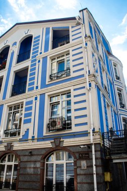 Kyiv Vozdvizhenka, Ukrayna - 24 Temmuz 2023 Kiev Vozdvizhenka binası, Oligarch 'ın Hayalet Kasabası. Birçok ev lüks bir görünüme sahiptir ve Gotik örümcekleri olan bir peri masalı kalesi gibi hisseder. Kiev 'in en ilgi çekici yeri.. 