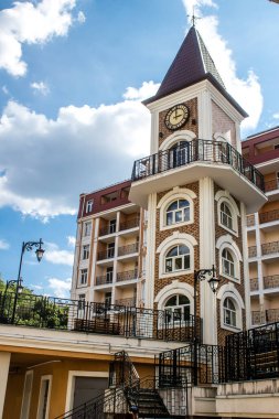 Kyiv Vozdvizhenka, Ukrayna - 24 Temmuz 2023 Kiev Vozdvizhenka binası, Oligarch 'ın Hayalet Kasabası. Birçok ev lüks bir görünüme sahiptir ve Gotik örümcekleri olan bir peri masalı kalesi gibi hisseder. Kiev 'in en ilgi çekici yeri.. 