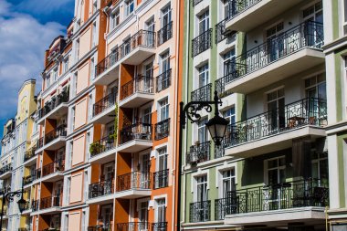 Kyiv Vozdvizhenka, Ukrayna - 24 Temmuz 2023 Kiev Vozdvizhenka binası, Oligarch 'ın Hayalet Kasabası. Birçok ev lüks bir görünüme sahiptir ve Gotik örümcekleri olan bir peri masalı kalesi gibi hisseder. Kiev 'in en ilgi çekici yeri.. 