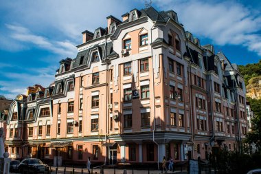 Kyiv Vozdvizhenka, Ukrayna - 24 Temmuz 2023 Kiev Vozdvizhenka binası, Oligarch 'ın Hayalet Kasabası. Birçok ev lüks bir görünüme sahiptir ve Gotik örümcekleri olan bir peri masalı kalesi gibi hisseder. Kiev 'in en ilgi çekici yeri.. 