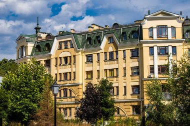 Kyiv Vozdvizhenka, Ukrayna - 24 Temmuz 2023 Kiev Vozdvizhenka binası, Oligarch 'ın Hayalet Kasabası. Birçok ev lüks bir görünüme sahiptir ve Gotik örümcekleri olan bir peri masalı kalesi gibi hisseder. Kiev 'in en ilgi çekici yeri.. 