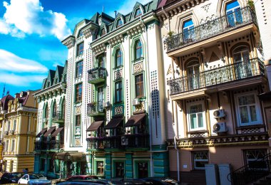 Kyiv Vozdvizhenka, Ukrayna - 24 Temmuz 2023 Kiev Vozdvizhenka binası, Oligarch 'ın Hayalet Kasabası. Birçok ev lüks bir görünüme sahiptir ve Gotik örümcekleri olan bir peri masalı kalesi gibi hisseder. Kiev 'in en ilgi çekici yeri.. 