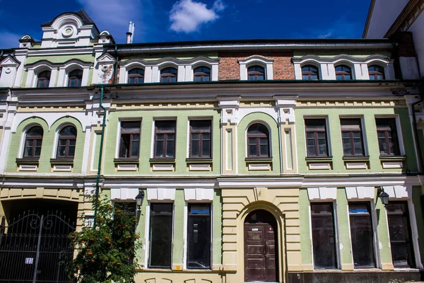 ウクライナのキエフ ヴェルデンシュカ 2023年7月24日 オリガルクのゴーストタウン キエフ ヴェルデンシュカの建物のファサード 多くの家は豪華な外観を持っており ゴシックなシンガーが付いているおとぎ話の城のように感じます キエフの最も興味深い部分は — ストック写真