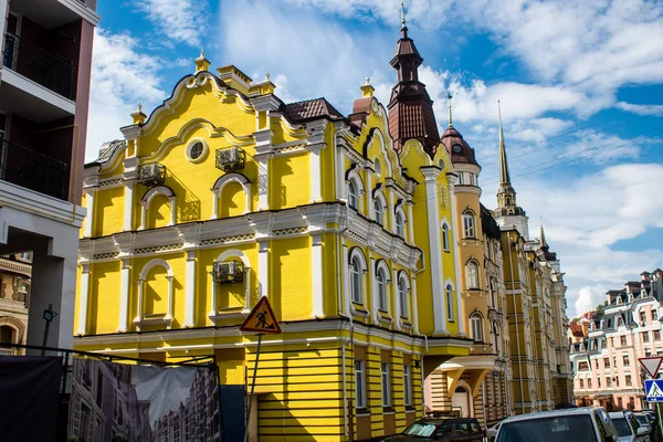 ウクライナのキエフ ヴェルデンシュカ 2023年7月24日 オリガルクのゴーストタウン キエフ ヴェルデンシュカの建物のファサード 多くの家は豪華な外観を持っており ゴシックなシンガーが付いているおとぎ話の城のように感じます キエフの最も興味深い部分 — ストック写真