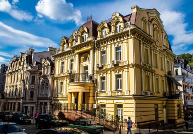 Kyiv Vozdvizhenka, Ukrayna - 24 Temmuz 2023 Kiev Vozdvizhenka binası, Oligarch 'ın Hayalet Kasabası. Birçok ev lüks bir görünüme sahiptir ve Gotik örümcekleri olan bir peri masalı kalesi gibi hisseder. Kiev 'in en ilgi çekici yeri.. 