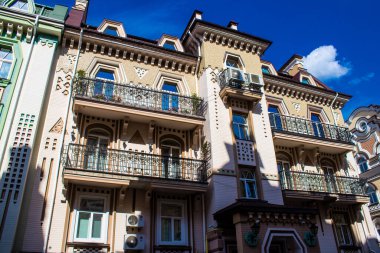 Kyiv Vozdvizhenka, Ukrayna - 24 Temmuz 2023 Kiev Vozdvizhenka binası, Oligarch 'ın Hayalet Kasabası. Birçok ev lüks bir görünüme sahiptir ve Gotik örümcekleri olan bir peri masalı kalesi gibi hisseder. Kiev 'in en ilgi çekici yeri.. 