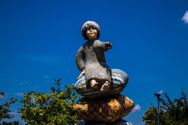 Kyiv, Ukrayna - 24 Temmuz 2023 Kiev Vozdvizhenka 'daki bina cephesi, Oligarch' ın Hayalet Kasabası. Birçok ev lüks bir görünüme sahiptir ve Gotik örümcekleri olan bir peri masalı kalesi gibi hisseder. Kiev 'in en ilgi çekici yeri.. 