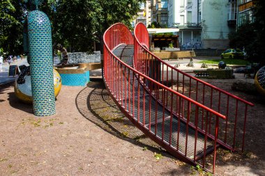 Kyiv, Ukrayna - 24 Temmuz 2023 Kiev Vozdvizhenka 'daki bina cephesi, Oligarch' ın Hayalet Kasabası. Birçok ev lüks bir görünüme sahiptir ve Gotik örümcekleri olan bir peri masalı kalesi gibi hisseder. Kiev 'in en ilgi çekici yeri.. 