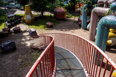 Kyiv, Ukrayna - 24 Temmuz 2023 Kiev Vozdvizhenka 'daki bina cephesi, Oligarch' ın Hayalet Kasabası. Birçok ev lüks bir görünüme sahiptir ve Gotik örümcekleri olan bir peri masalı kalesi gibi hisseder. Kiev 'in en ilgi çekici yeri.. 