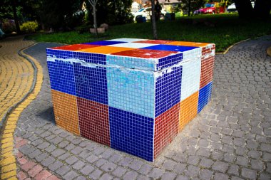 Kyiv, Ukrayna - 24 Temmuz 2023 Kiev Vozdvizhenka 'daki bina cephesi, Oligarch' ın Hayalet Kasabası. Birçok ev lüks bir görünüme sahiptir ve Gotik örümcekleri olan bir peri masalı kalesi gibi hisseder. Kiev 'in en ilgi çekici yeri.. 