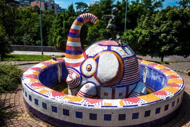 Kyiv, Ukrayna - 24 Temmuz 2023 Kiev Vozdvizhenka 'daki bina cephesi, Oligarch' ın Hayalet Kasabası. Birçok ev lüks bir görünüme sahiptir ve Gotik örümcekleri olan bir peri masalı kalesi gibi hisseder. Kiev 'in en ilgi çekici yeri.. 