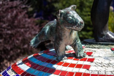 Kyiv, Ukrayna - 24 Temmuz 2023 Kiev Vozdvizhenka 'daki bina cephesi, Oligarch' ın Hayalet Kasabası. Birçok ev lüks bir görünüme sahiptir ve Gotik örümcekleri olan bir peri masalı kalesi gibi hisseder. Kiev 'in en ilgi çekici yeri.. 