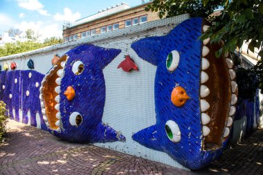 Kyiv, Ukrayna - 24 Temmuz 2023 Kiev Vozdvizhenka 'daki bina cephesi, Oligarch' ın Hayalet Kasabası. Birçok ev lüks bir görünüme sahiptir ve Gotik örümcekleri olan bir peri masalı kalesi gibi hisseder. Kiev 'in en ilgi çekici yeri.. 