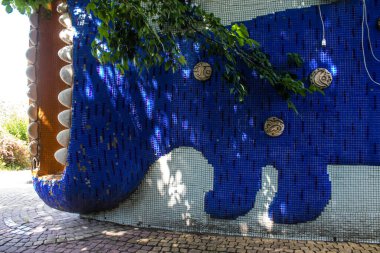 Kyiv, Ukrayna - 24 Temmuz 2023 Kiev Vozdvizhenka 'daki bina cephesi, Oligarch' ın Hayalet Kasabası. Birçok ev lüks bir görünüme sahiptir ve Gotik örümcekleri olan bir peri masalı kalesi gibi hisseder. Kiev 'in en ilgi çekici yeri.. 