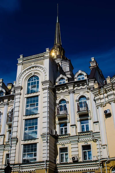 基辅伏尔兹德维真卡 Kyiv Vozdvizhenka 2023年7月24日 乌克兰基辅伏尔兹德维真卡的建筑立面 奥里加奇的鬼城 许多家庭有着奢华的外观 感觉就像一座带有哥特式尖塔的童话城堡 基辅最迷人的部分 — 图库照片