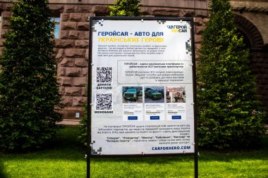 Donbass 'taki bir Rus saldırısının ardından zarar gören bir insani yardım örgütünün arabasının şehir merkezindeki sergi. Amaç, tüm dünyada Rusya 'nın Ukrayna' da işlediği savaş suçlarıyla ilgili farkındalığı artırmak..