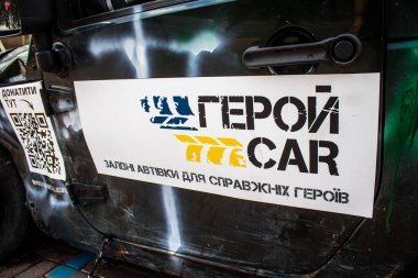 Donbass 'taki bir Rus saldırısının ardından zarar gören bir insani yardım örgütünün arabasının şehir merkezindeki sergi. Amaç, tüm dünyada Rusya 'nın Ukrayna' da işlediği savaş suçlarıyla ilgili farkındalığı artırmak..