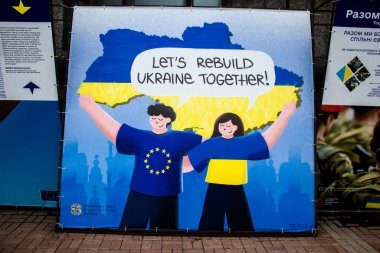 Avrupa temasını ve Ukrayna halkına verdiği desteği kapsayan posterlerle temsil edilen Ukrayna gösterisi. Kyiv 'in merkezindeki bu sokak sergisi Ukrayna' nın Avrupa toplumuna entegrasyonu hakkında farkındalığı artırmayı amaçlıyor.