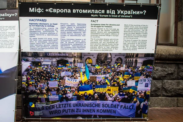 以欧洲及其对乌克兰人民的支持为主题的海报展示了乌克兰的情况 这个位于基辅市中心的街头展览旨在提高人们对乌克兰融入欧盟的认识 — 图库照片