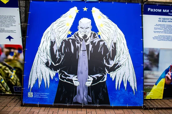 Avrupa temasını ve Ukrayna halkına verdiği desteği kapsayan posterlerle temsil edilen Ukrayna gösterisi. Kyiv 'in merkezindeki bu sokak sergisi Ukrayna' nın Avrupa toplumuna entegrasyonu hakkında farkındalığı artırmayı amaçlıyor.